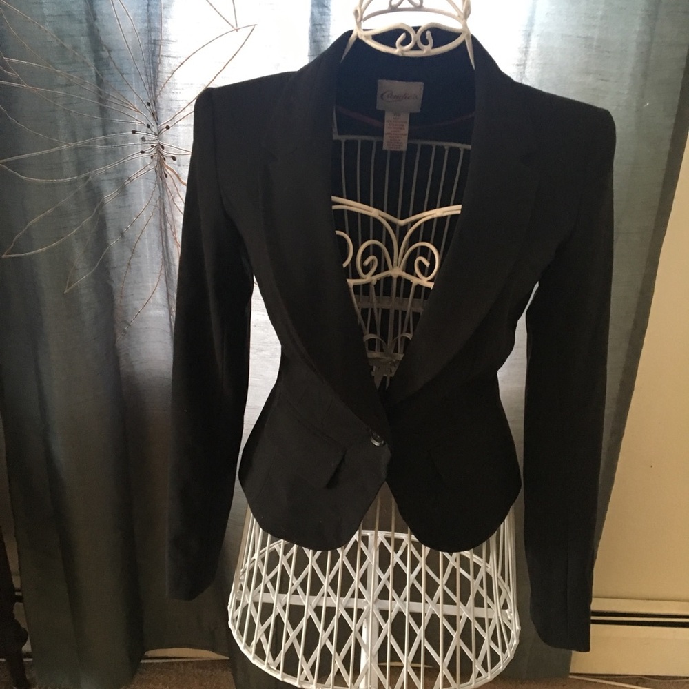 Form fitting black blazer